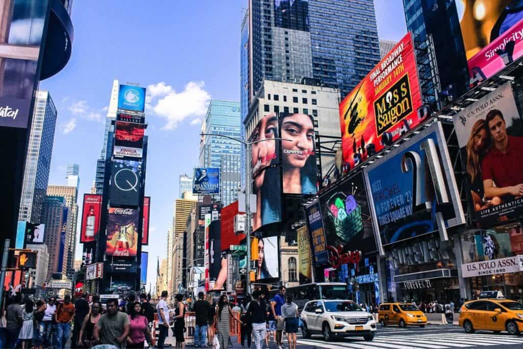 Times Square in New York City, a bucket-list babymoon destination in the USA, teems with energy and excitement, perfect for couples seeking an iconic urban experience.