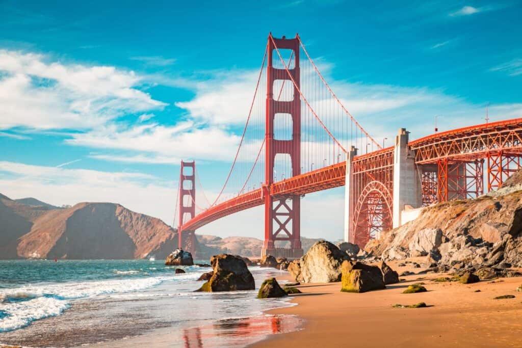 The Golden Gate Bridge, a landmark for babymooners in the USA, offers breathtaking views and romantic walks on the beach, ideal for memorable moments before parenthood